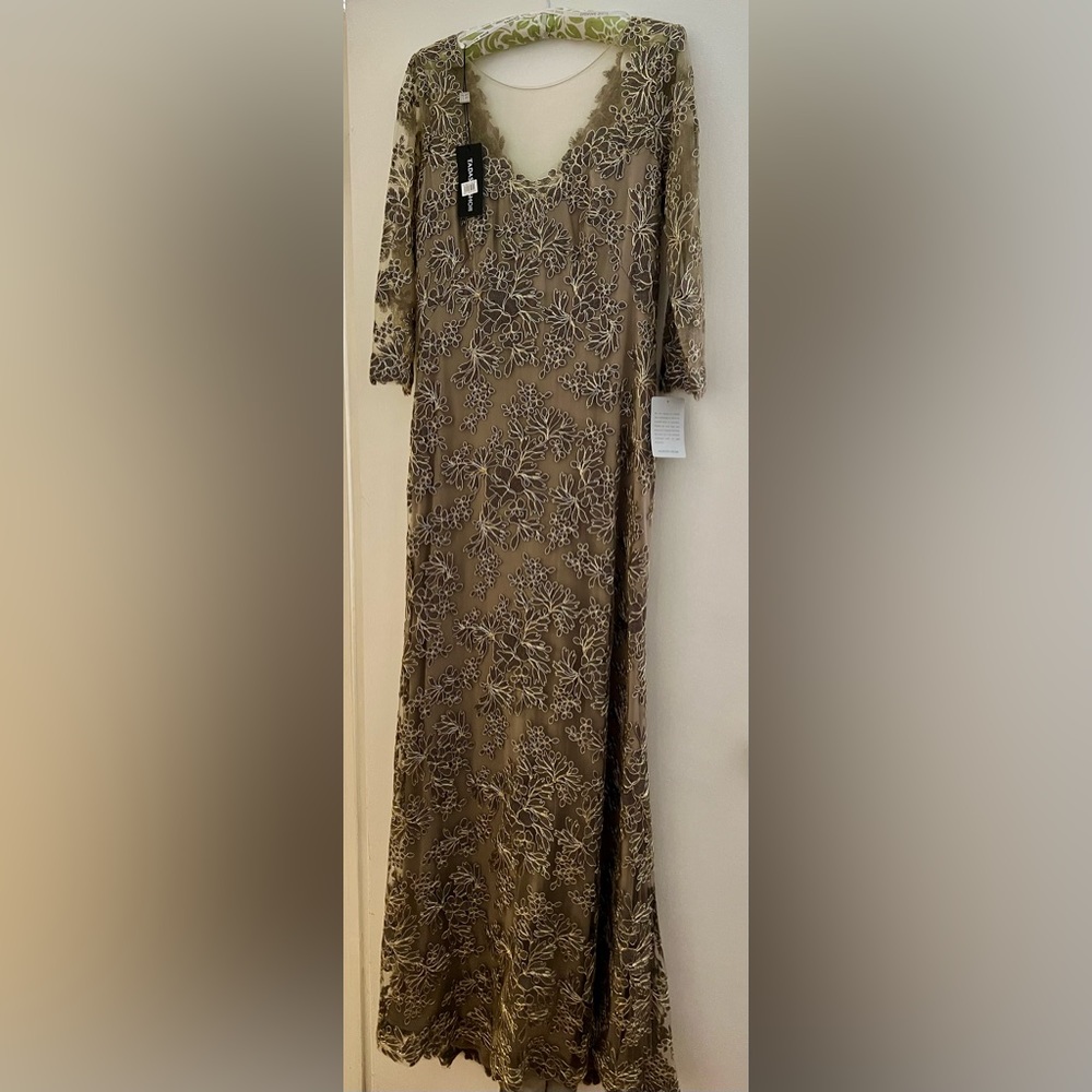 Tadashi Shoji corded lace gown in gold size 10. Back zipper, soft lining. NWT